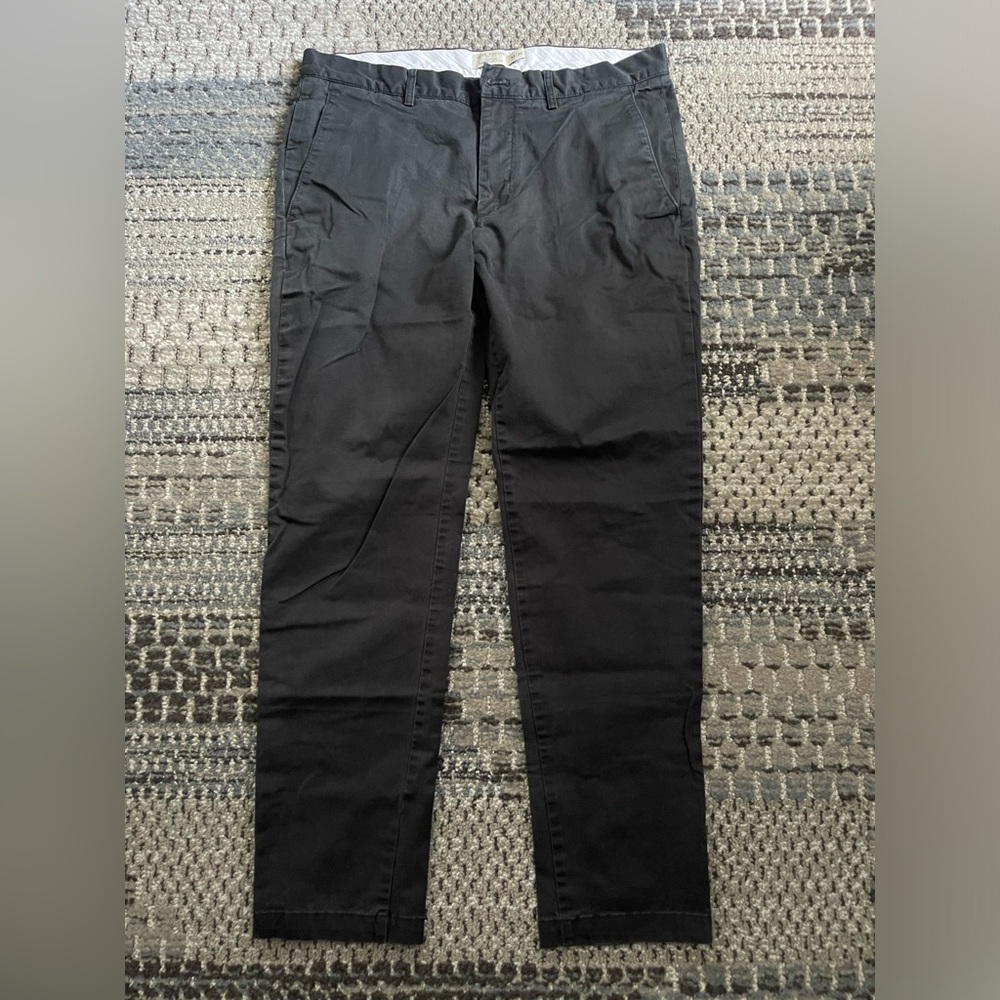 Club Monaco Connor Modern Slim Fit Chino Pants in Black, Size 32/30